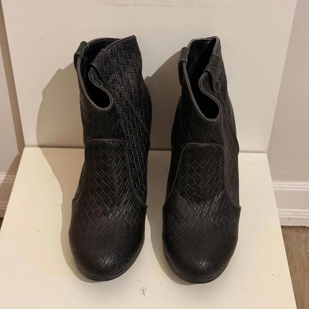 Qupid‎ Woven Pattern Vegan Leather Healed Ankle Booties Women's Size 6 - Picture 2 of 5